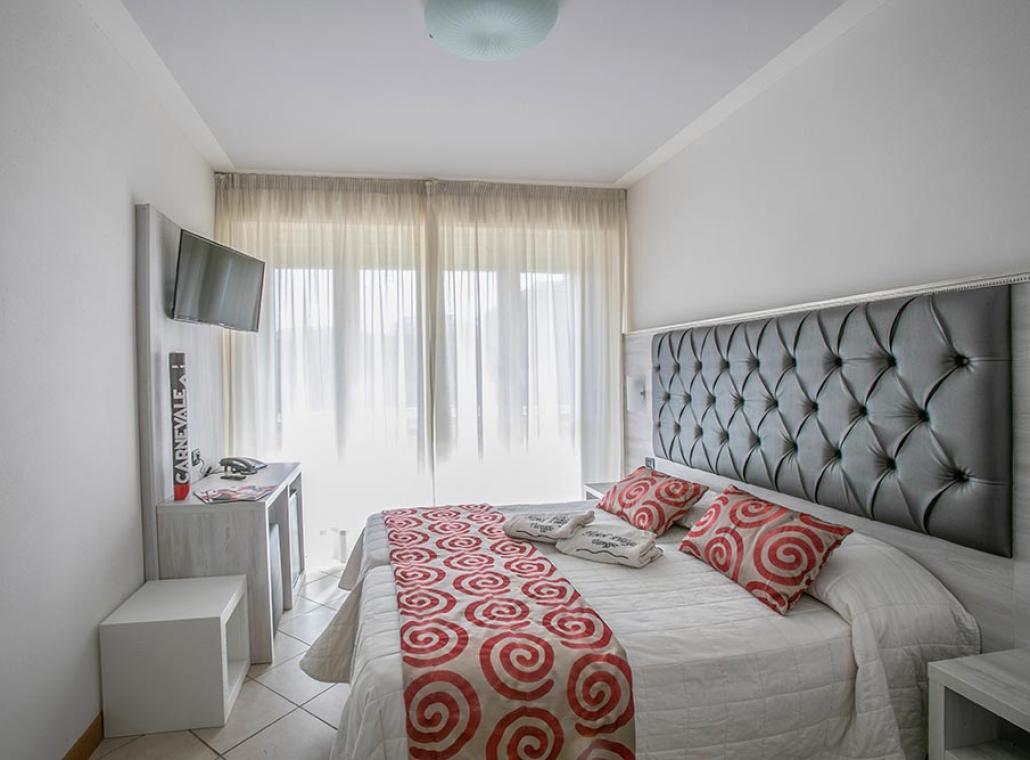hotelplayaviareggio en room-balcony-with-view 016