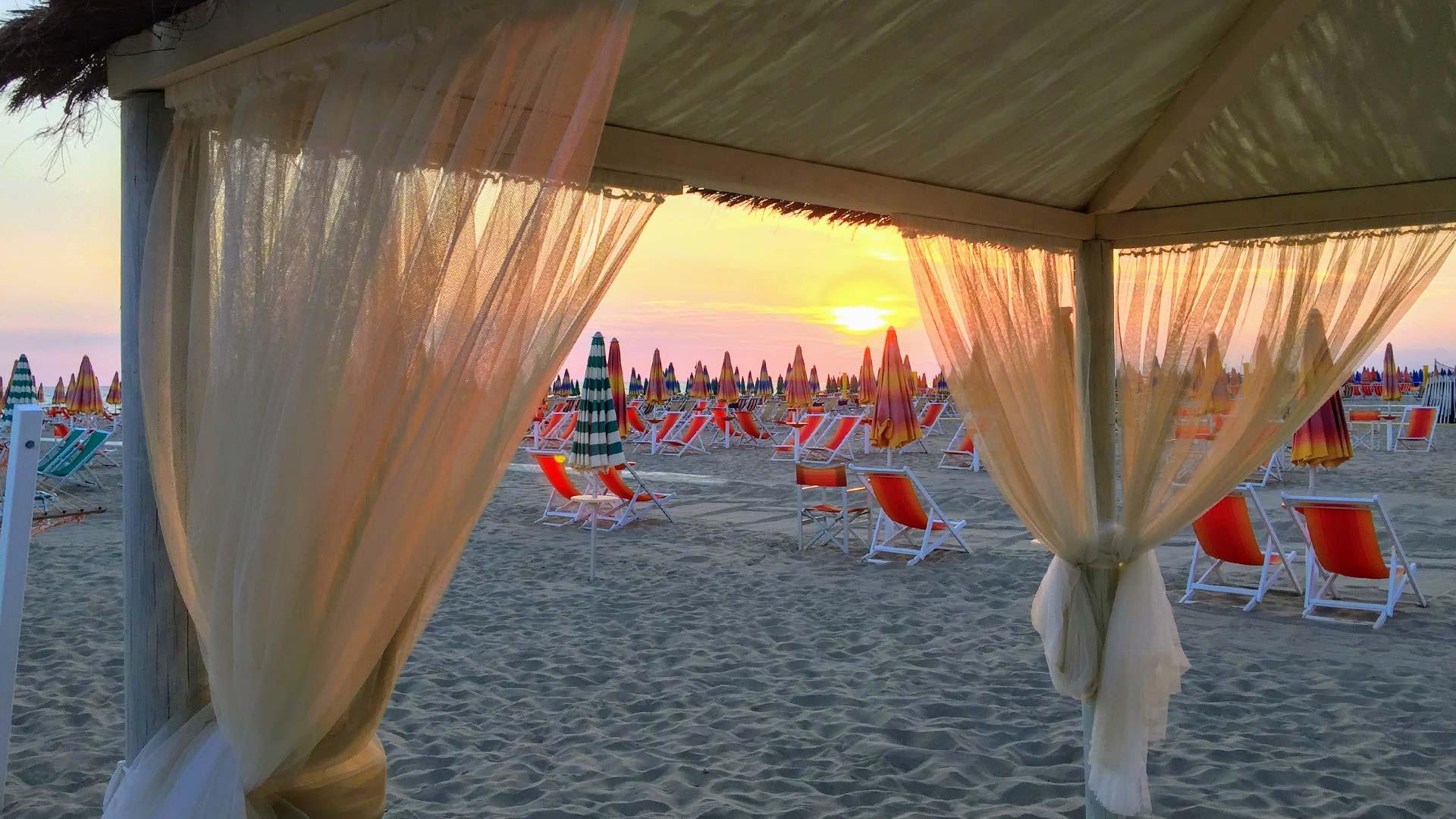 hotelplayaviareggio it offerta-vacanza-prima-settimana-inizio-agosto-a-viareggio-al-mare-con-servizio-spiaggia 010